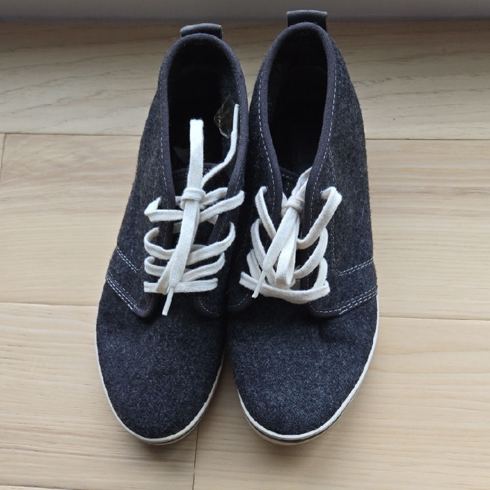 Fred Perry Stylish Gray Lace-Up Shoes
